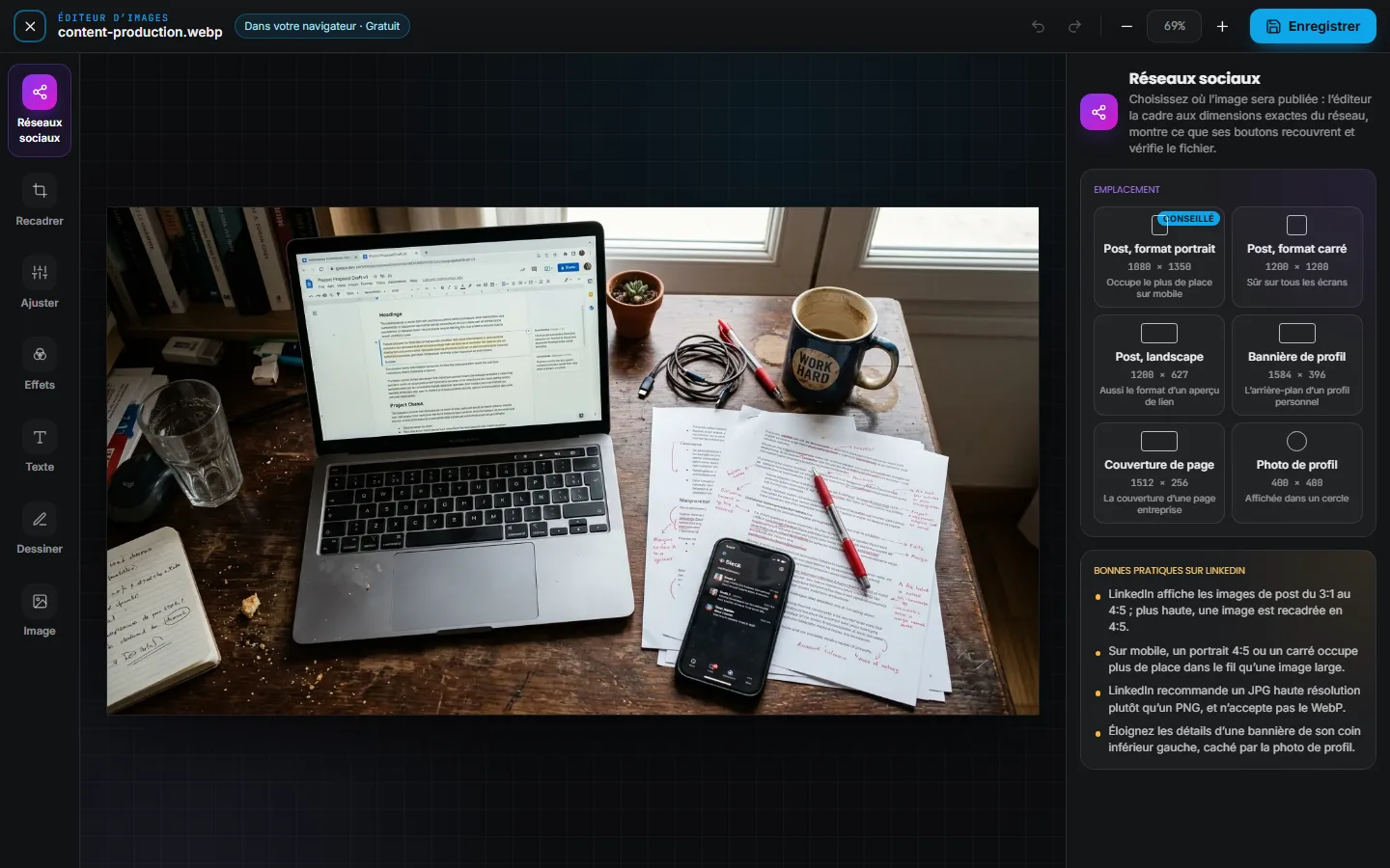 L’Éditeur d’images ouvert sur la photo d’un bureau avec un ordinateur portable, panneau Réseaux sociaux affiché : le rail avec Réseaux sociaux, Recadrer, Ajuster, Effets, Texte, Dessiner et Image, Enregistrer en haut à droite, les six emplacements LinkedIn sous Emplacement avec Post, format portrait marqué Conseillé, et la carte Bonnes pratiques sur LinkedIn